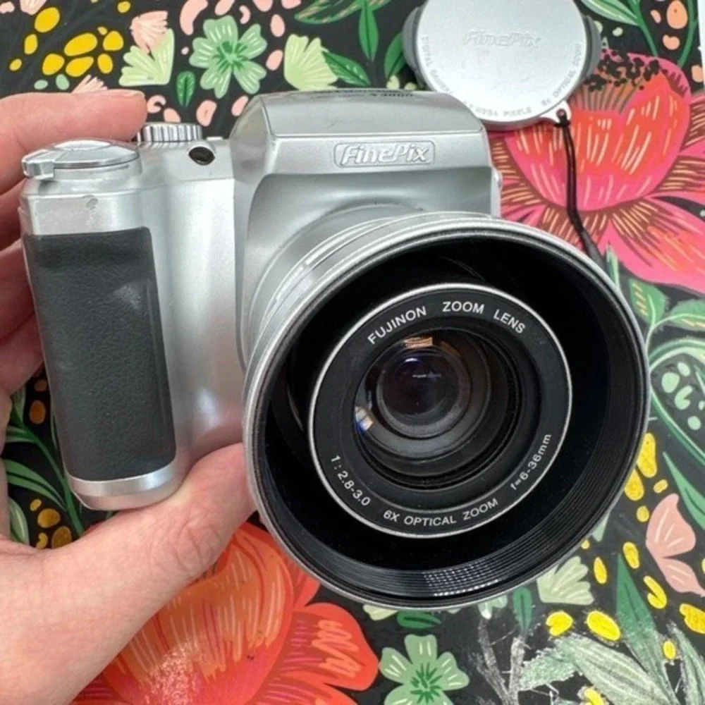 VTG Fujifilm FinePix S3000 Digital Camera 3.2MP 6x Optical Zoom Silver Y2K